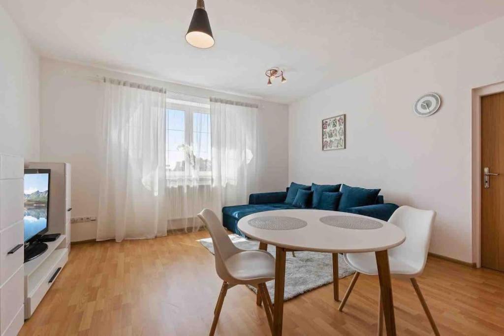 Modern & Cozy Apartment Near Hockey & Football Arena 브라티슬라바 외부 사진